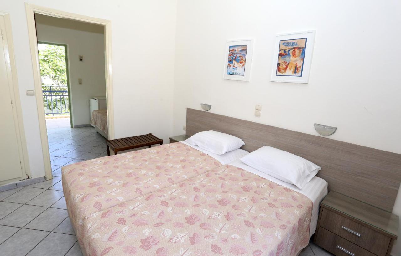 Hotel Karyatides Agia Marina  Exterior photo