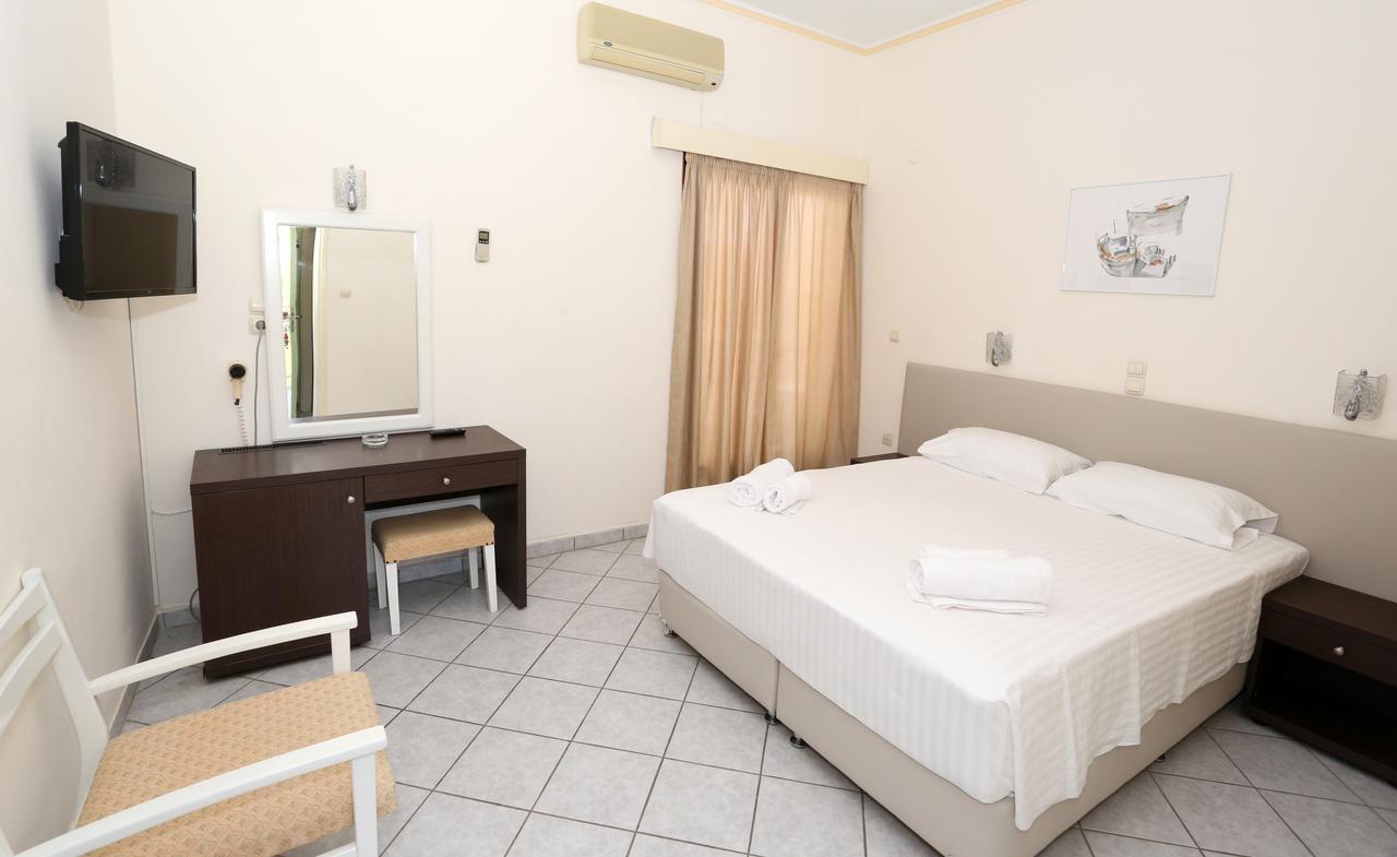 Hotel Karyatides Agia Marina  Exterior photo
